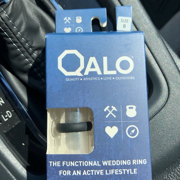 qalo Other - Qalo men’s wedding band. Never worn.